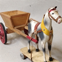 træ hest og vogn gammelt legetøj hvid grå legetøjshest genbrug